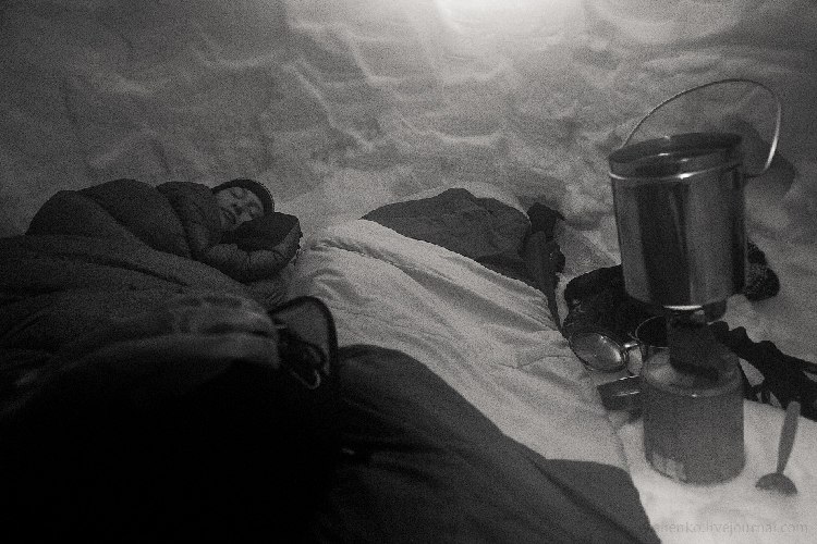 Ночёвка в самодельной пещере из снега в мороз