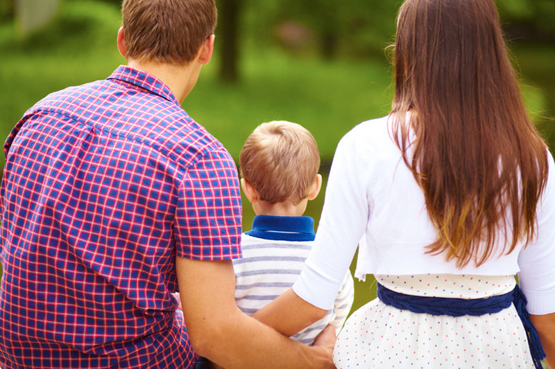 Повторный брак – как наладить отношения ребёнка с отчимом?