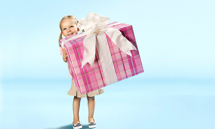 Как можно вручить подарок ребёнку