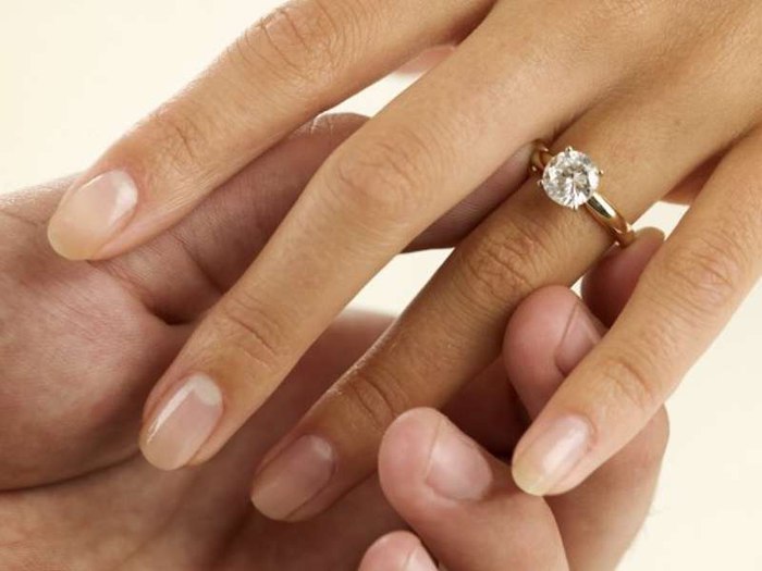 Обручальное кольцо с бриллиантом - в чём опасность?
