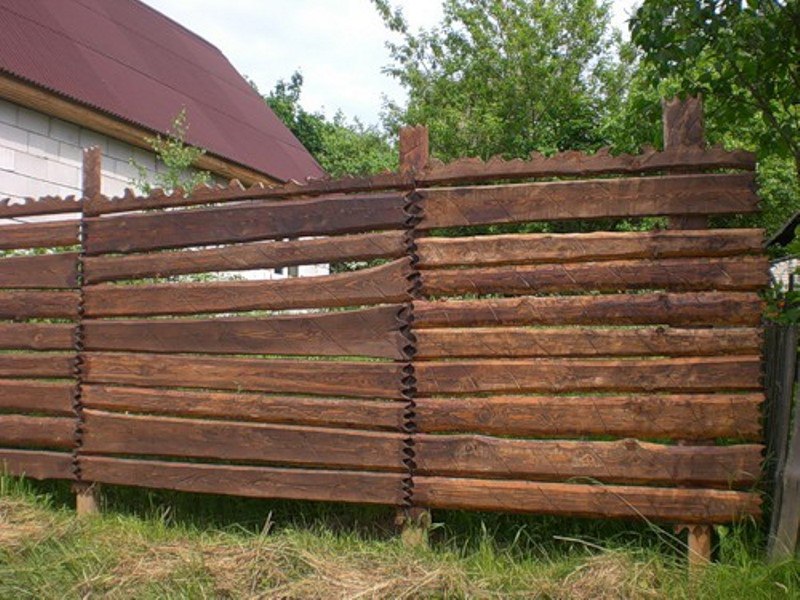 Строим забор из горбыля на даче своими руками