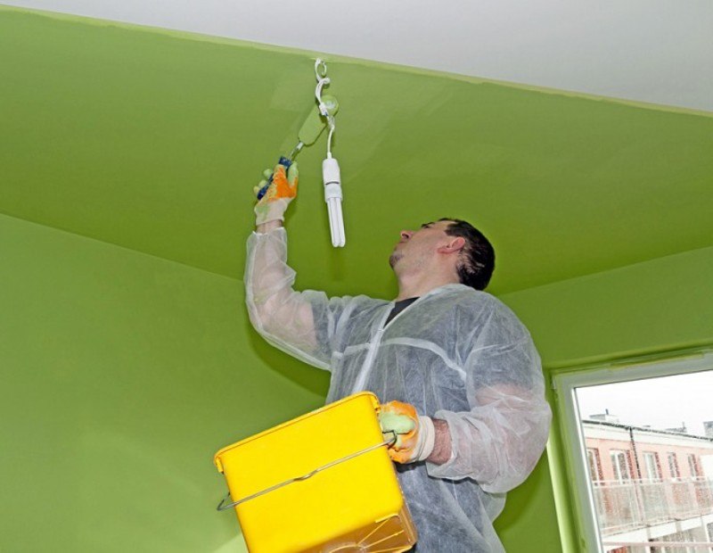 Как правильно и быстро покрасить потолок?