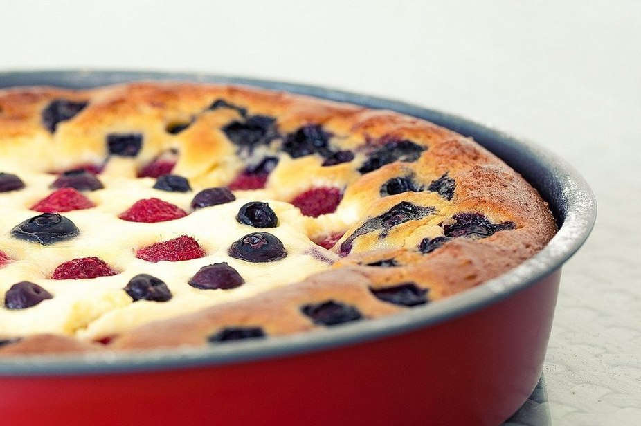Нежный бисквитный пирог с ягодой