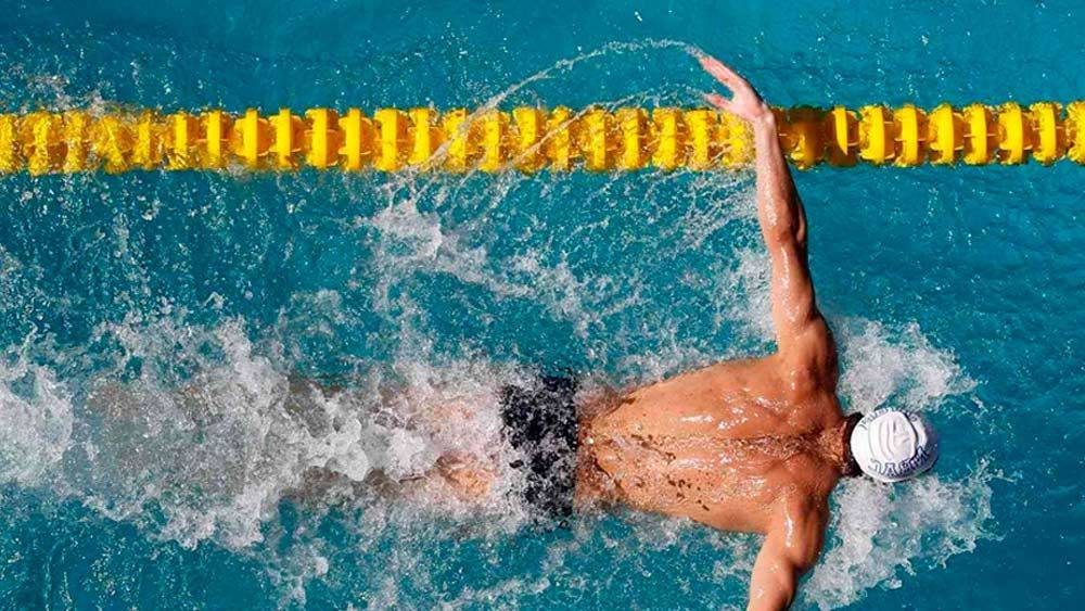 Польза плавания: Как бассейн способствует вашему здоровью